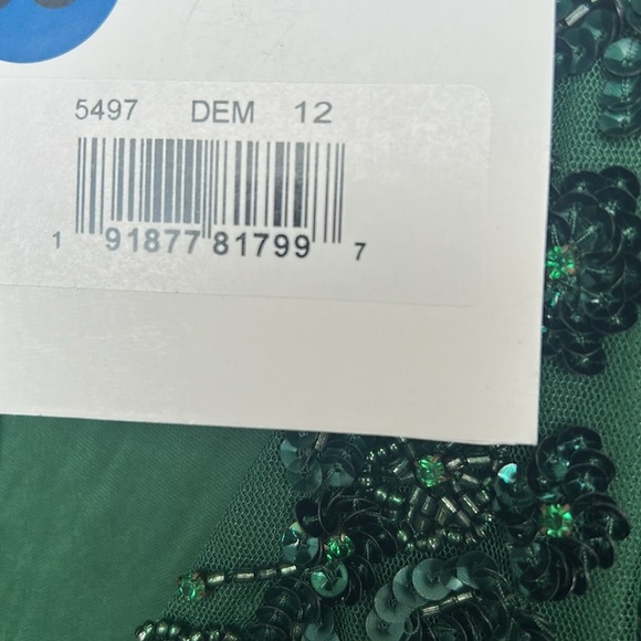 Emerald Long Sleeve Gown with Intricate Beading - Picture 6 of 7